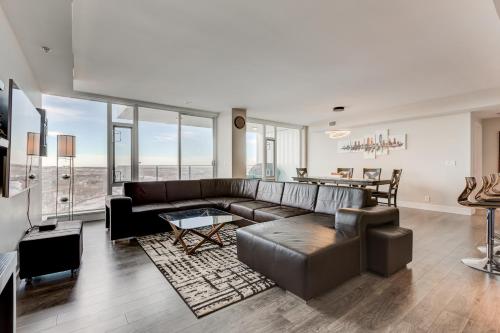 Luxury Sub-Penthouse – Downtown Riverfront